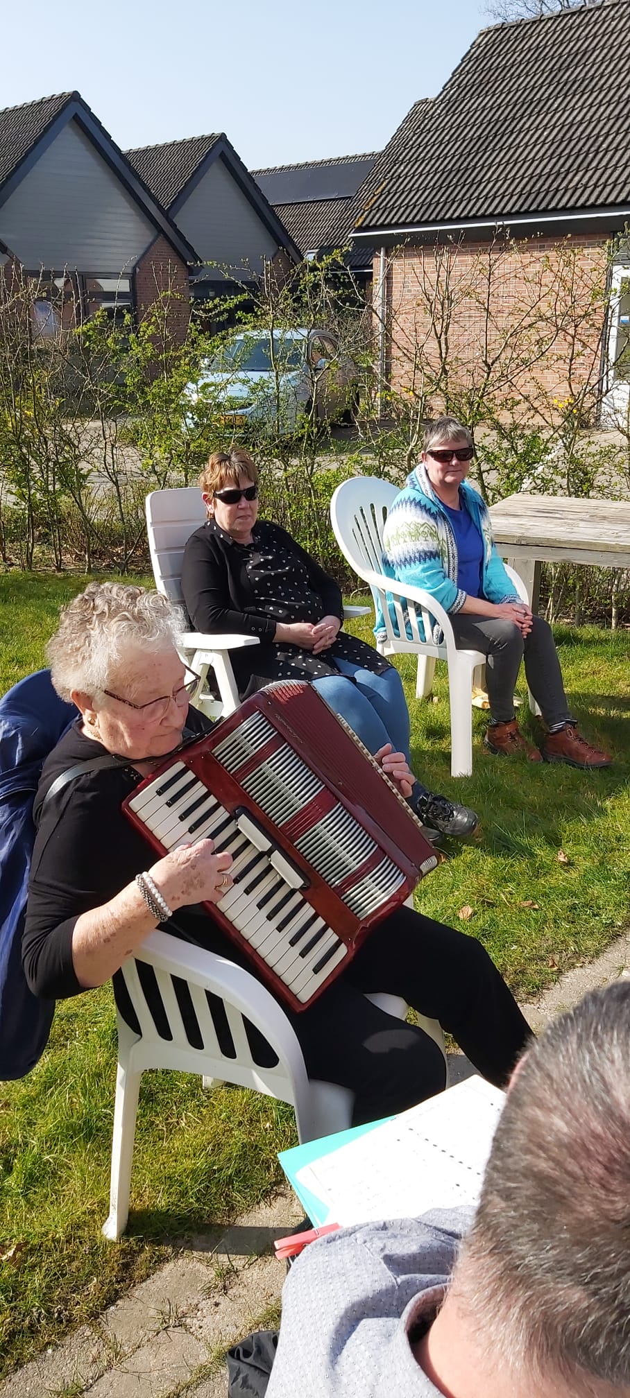 De schoonmoeder van Evelyn speelt prachtig op de accordeon